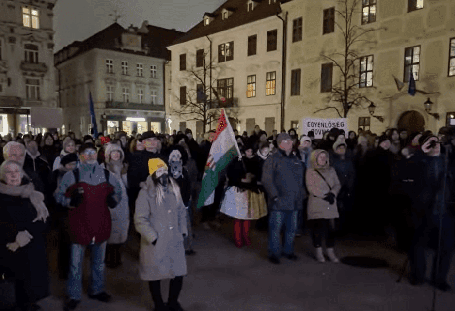 Több százan tüntettek Pozsony főterén a Benes-dekrétumok ellen - egy felvidéki aktivistát előállítottak