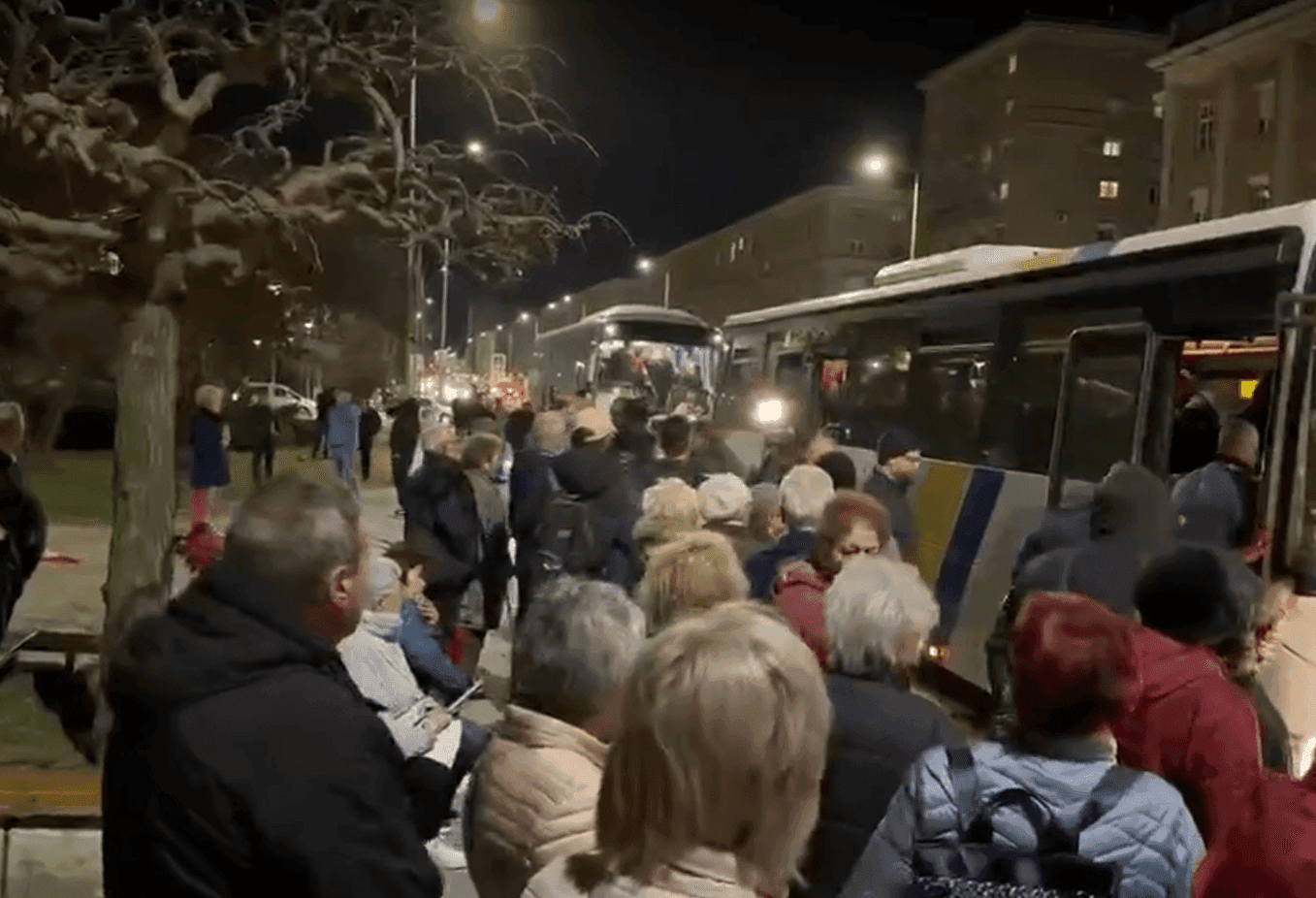 A résztvevők szerint a Fidesz fizette buszoztatásukat Orbán Viktor dunaújvárosi beszédére