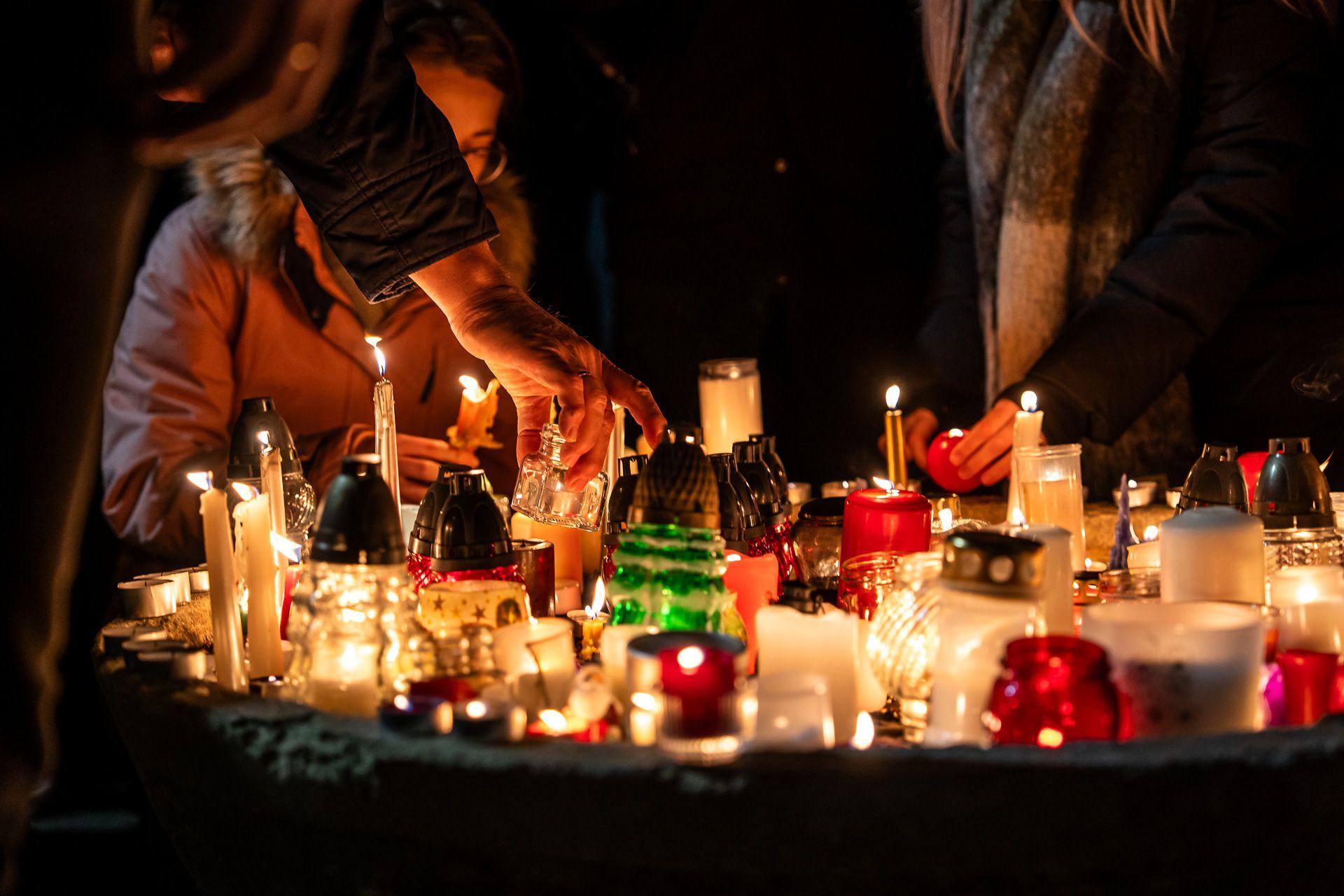 Gyertyagyújtással és üzenetekkel álltak ki a gyermekvédelemben bántalmazott fiatalok mellett a Szőlő utcában