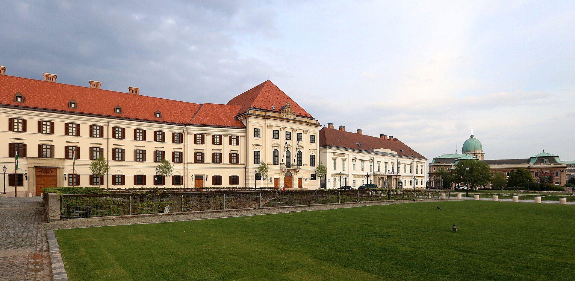 Lyukas cipőkkel demonsrálnak a szociális dolgozók jövő hétfőn a Karmelita előtt