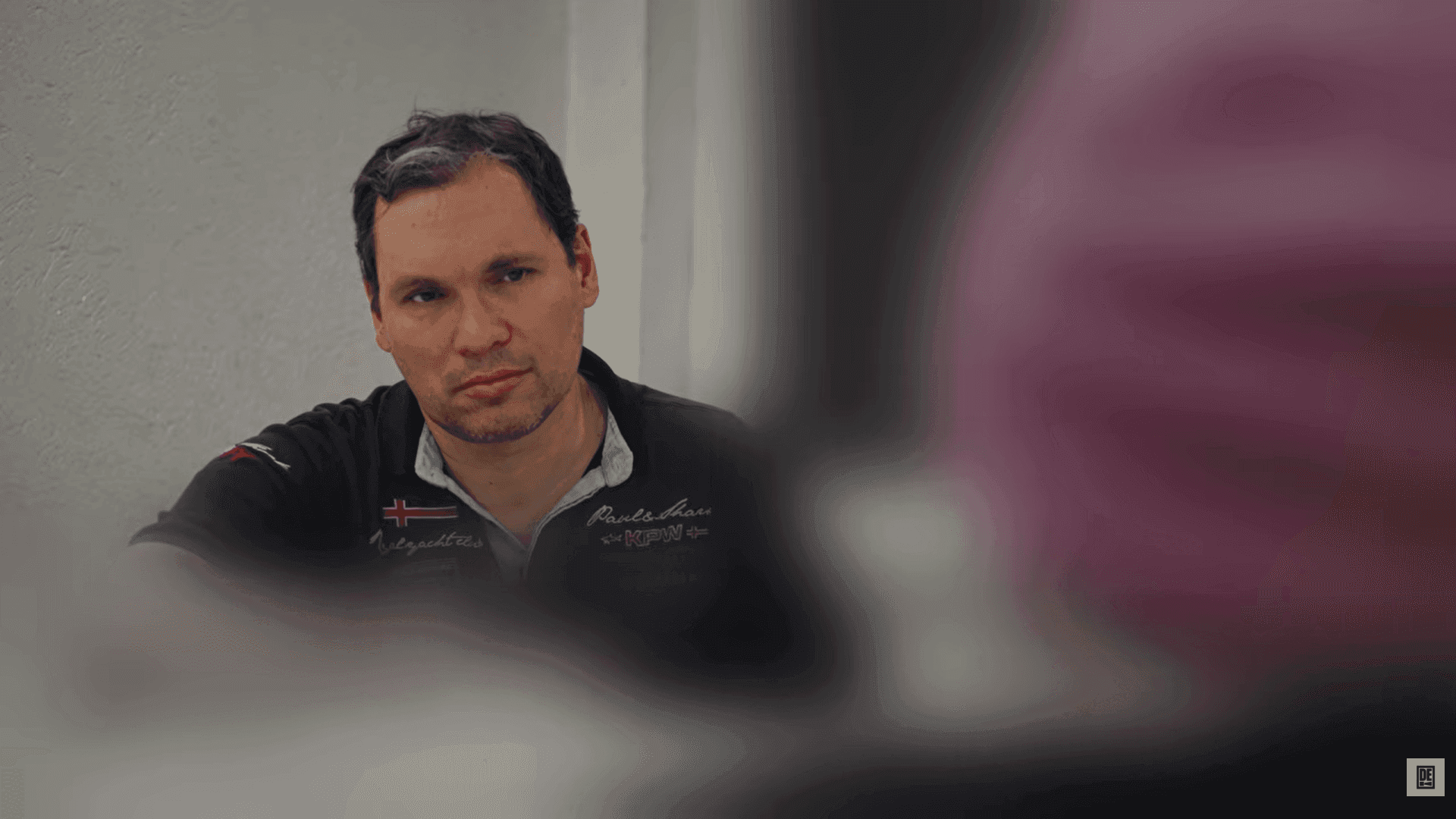 Néha elég egy hatvanas bőrruhás férfi egy Harley-n, és máris oda a választási csalásra készülők magabiztossága