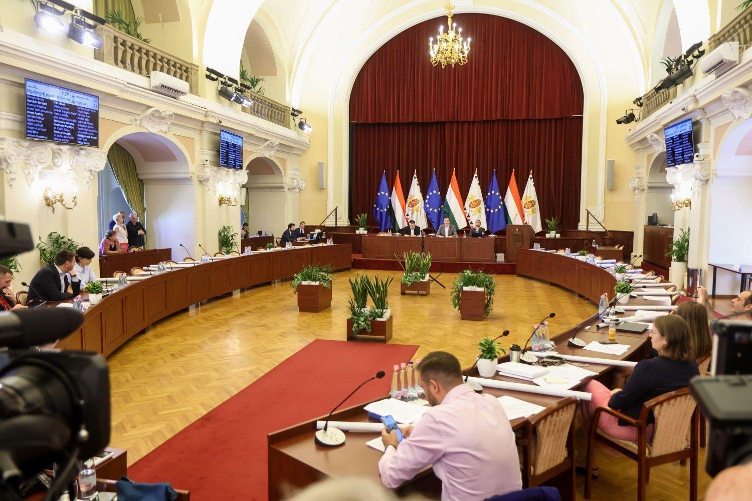 Patthelyzet: a Tisza Párt és a Fidesz is bojkottálta a Fővárosi Közgyűlés ülését
