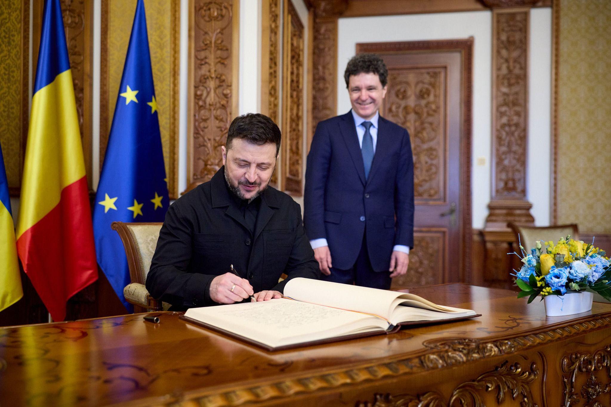 Zelenszkij Románián keresztül döfött oda Orbánnak