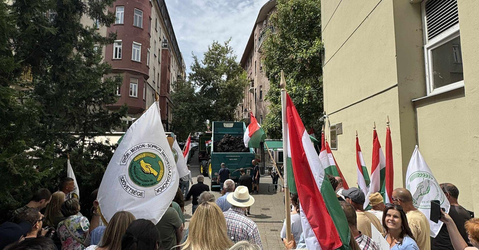 Trágyával borították el az Európai Unió házát a magyar gazdák 