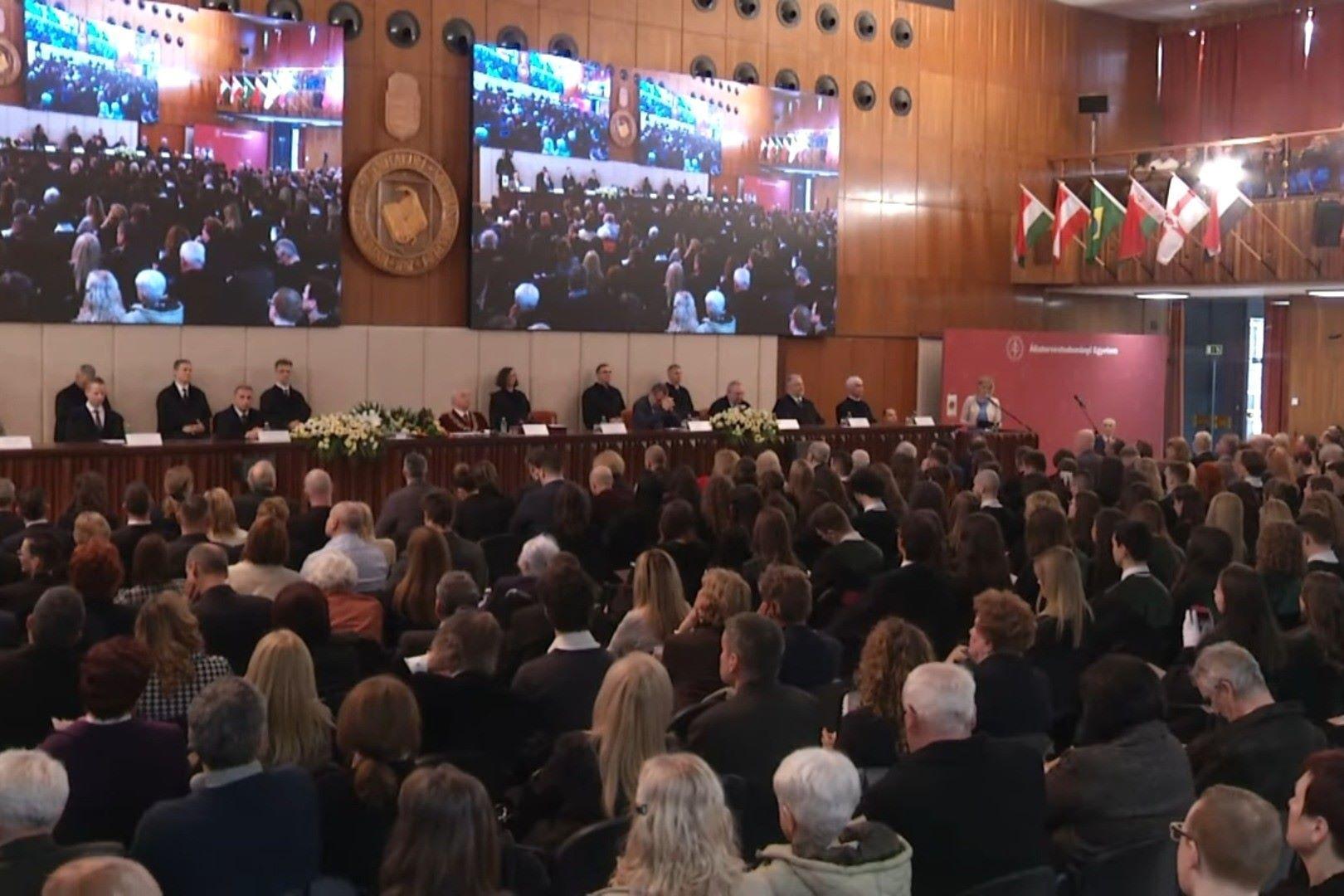 Nevetés és fütty az államtitkári beszéd alatt az állatorvosi diplomaosztón