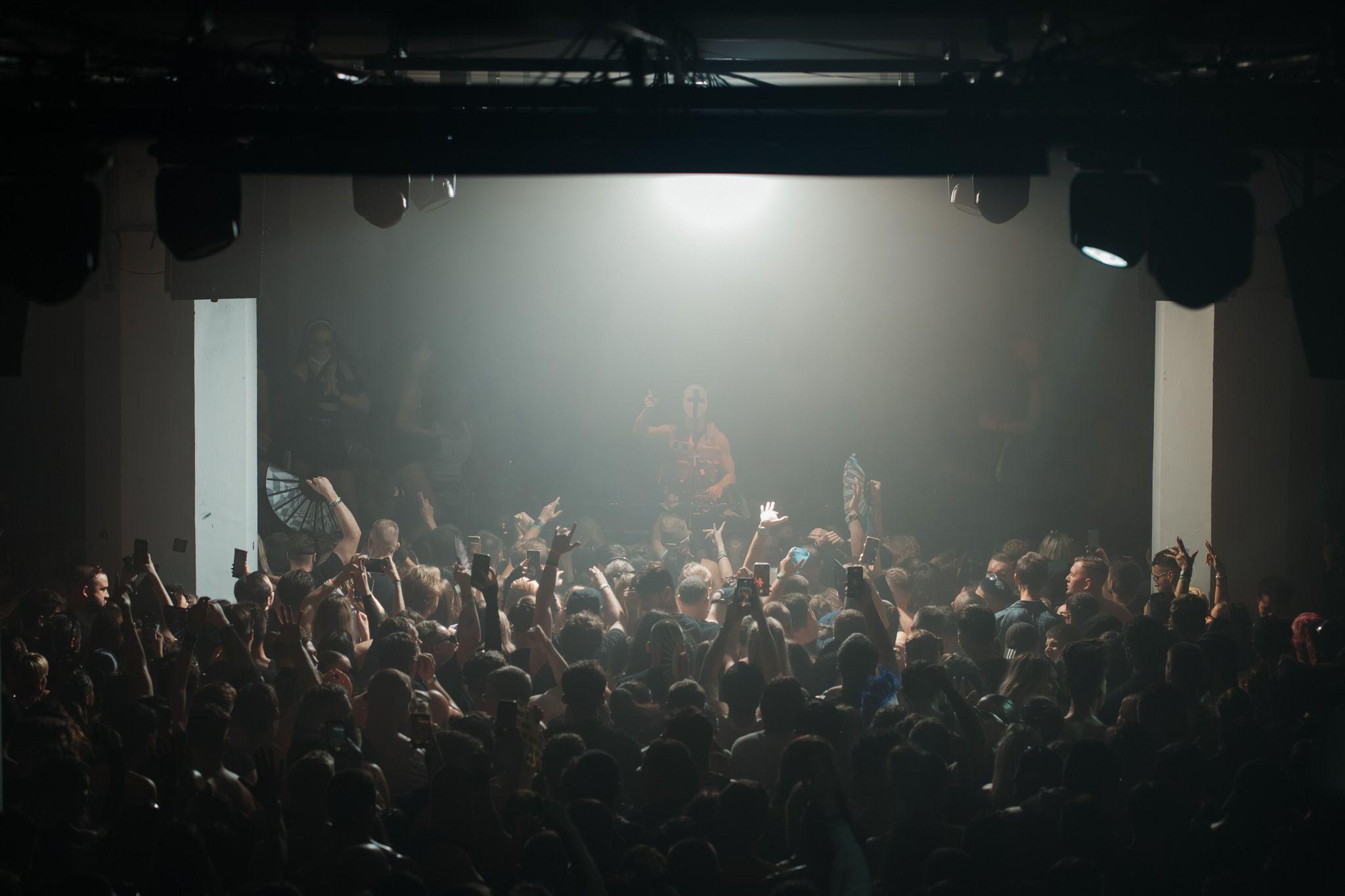 After helyett előállítás: taxiból szedték ki, bilincsben vitték el a távozó bulizókat