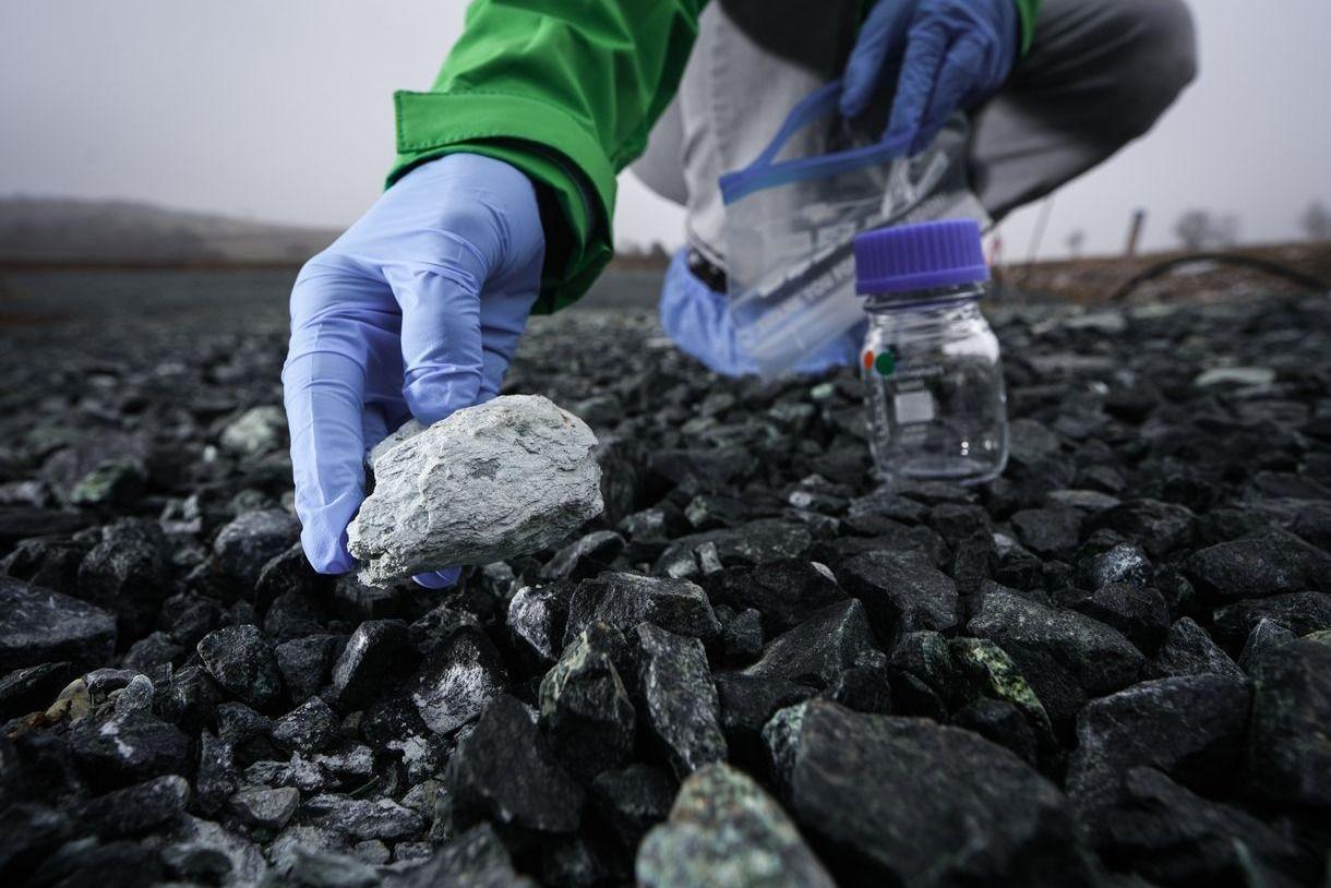 Súlyos azbesztszennyezés Szombathelyen: egészségügyi kockázatra figyelmeztetnek