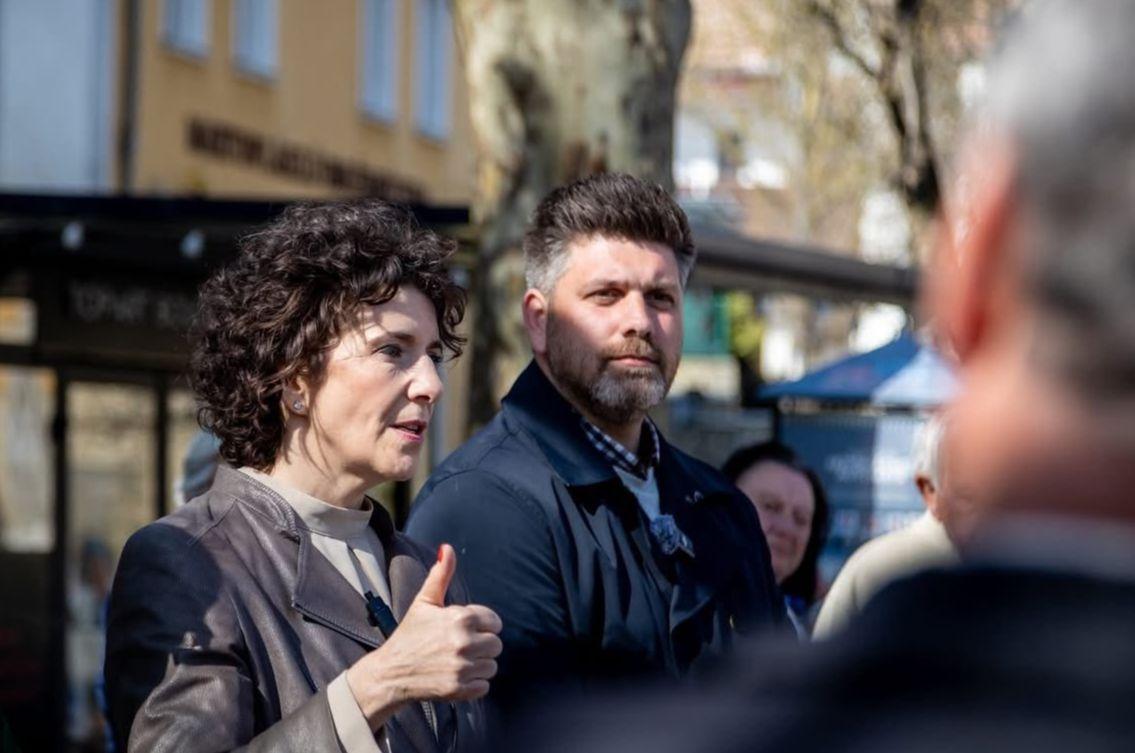 Kék logó, narancs árnyék: A DK tapolcai jelöltje a NER kedvenc badacsonyi borteraszának üzletvezetője