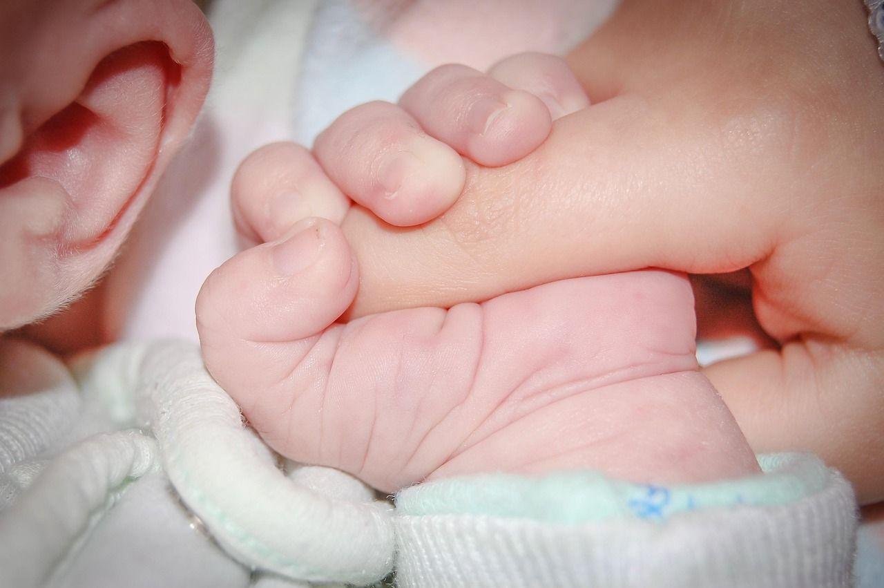 Rendet vág az állam a csecsemők adatai között