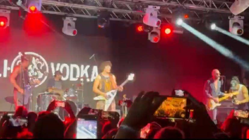 Szombat esti kész átverés show: szexszimbólum Momoa és népi zenekara