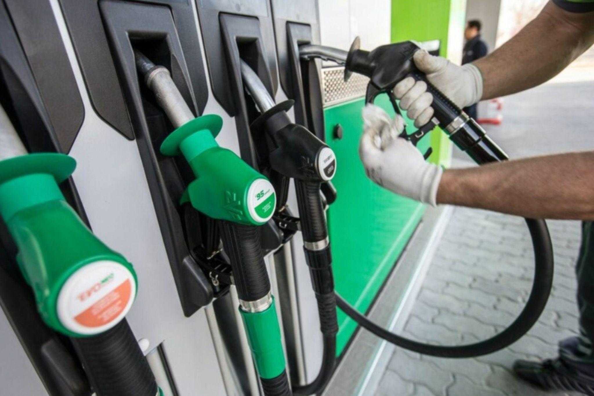Visszahozza a kormány az üzemanyag-árstopot: 595 forintos benzin, 615 forintos dízel jön