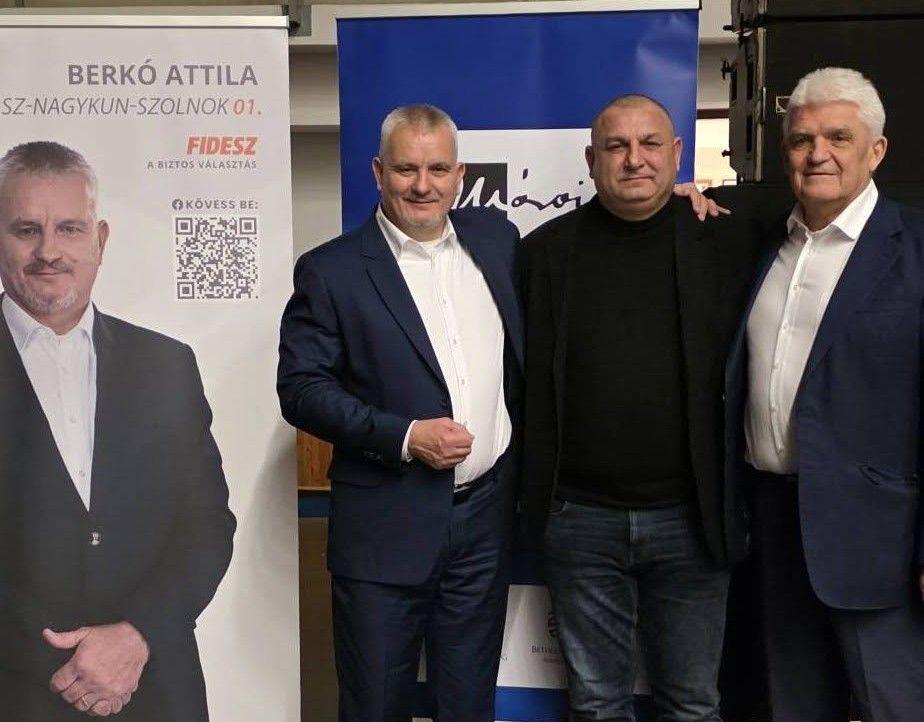 Gimnazista korú erdélyi fiatalokkal támogatnák meg a Fidesz kampányát Szolnokon