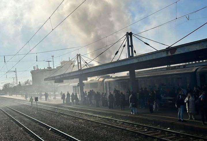 A MÁV-ot reklámozó plakátok biztosan nem fognak késni