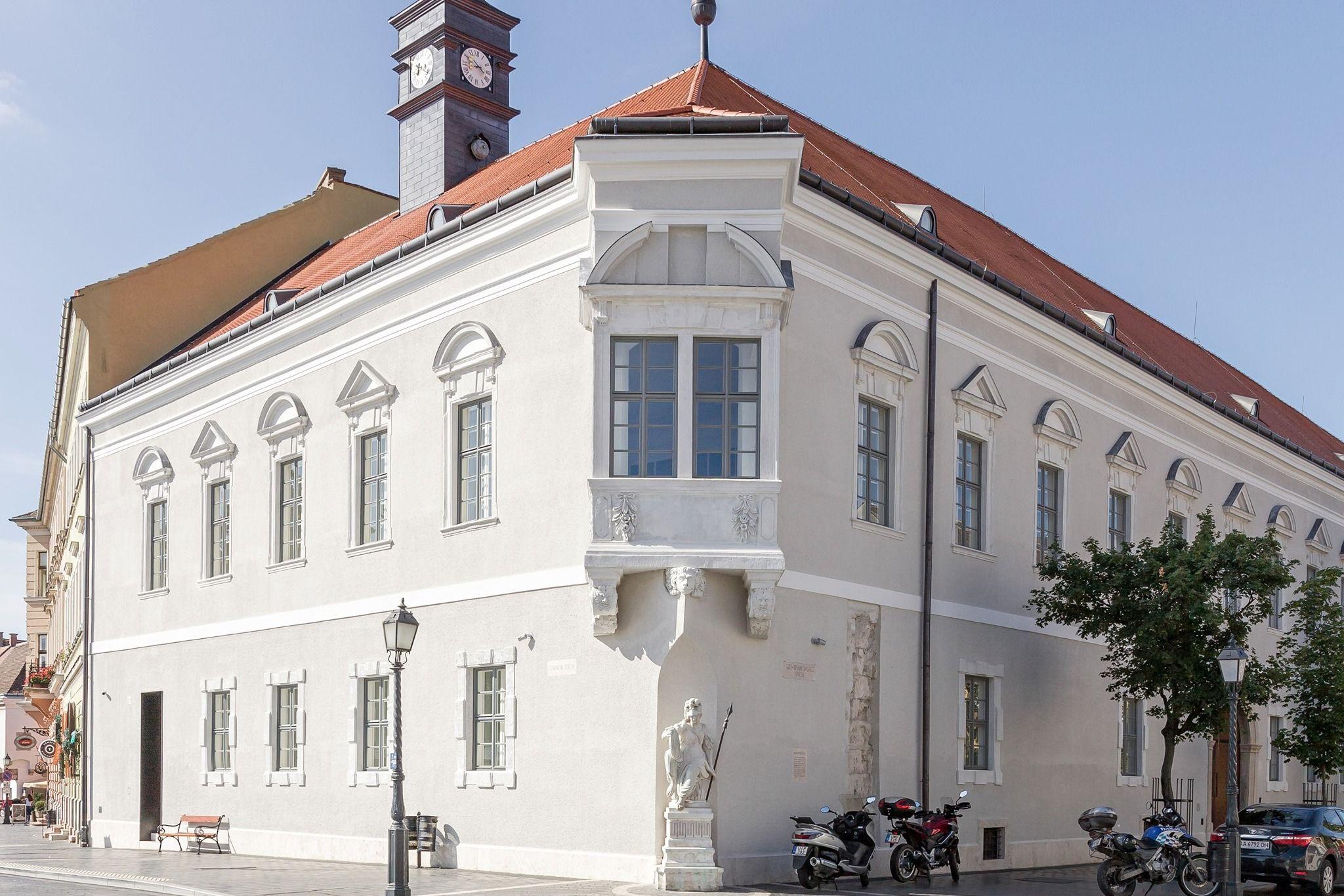 A több százmilliárdos MNB-s pénzeltüntetés egyik ikonikus épületénél zárja kampányát Orbán Viktor