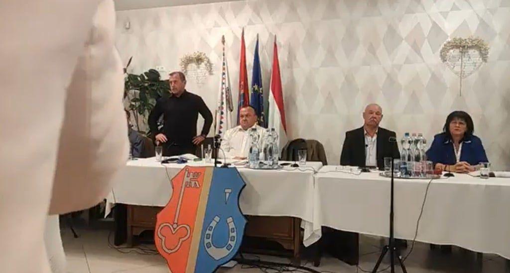 Egy rasszista vicc után előbb a pofon csattant, aztán a vipera Nagykállón