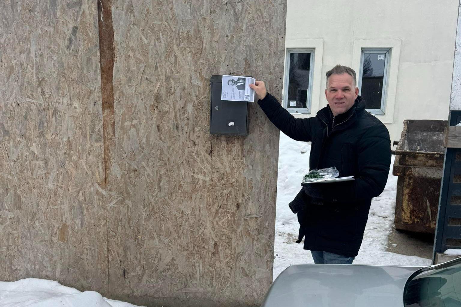 Tiszás szórólapott vitt a jelölt az Orbán Balázshoz köthető szántódi luxusvillájához