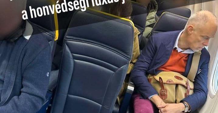 Állampolgárokkal közösködő minisztert kaptak fapadoson lencsevégre