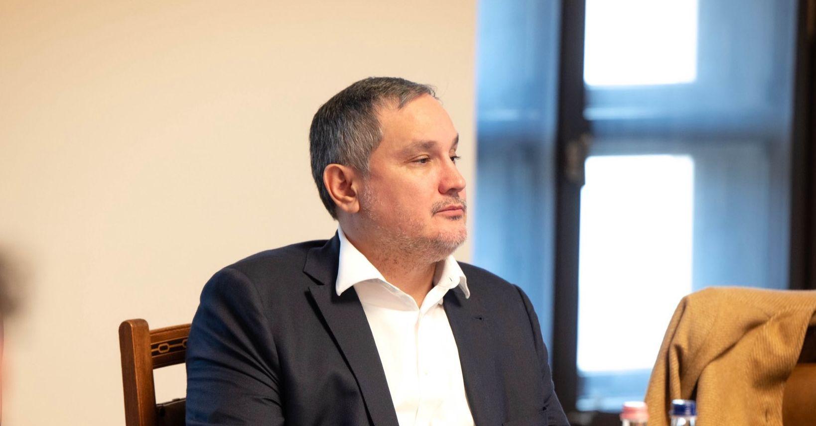 Nagy Márton magyarázza a bizonyítványát