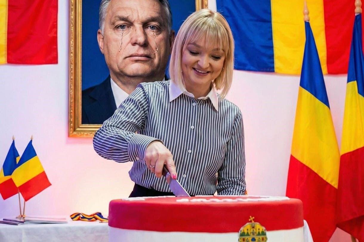 Egy szélsőjobboldali román képviselő posztjában síró Orbán Viktort ábrázoló kép előtt szeletelt egy nemzeti színű tortát