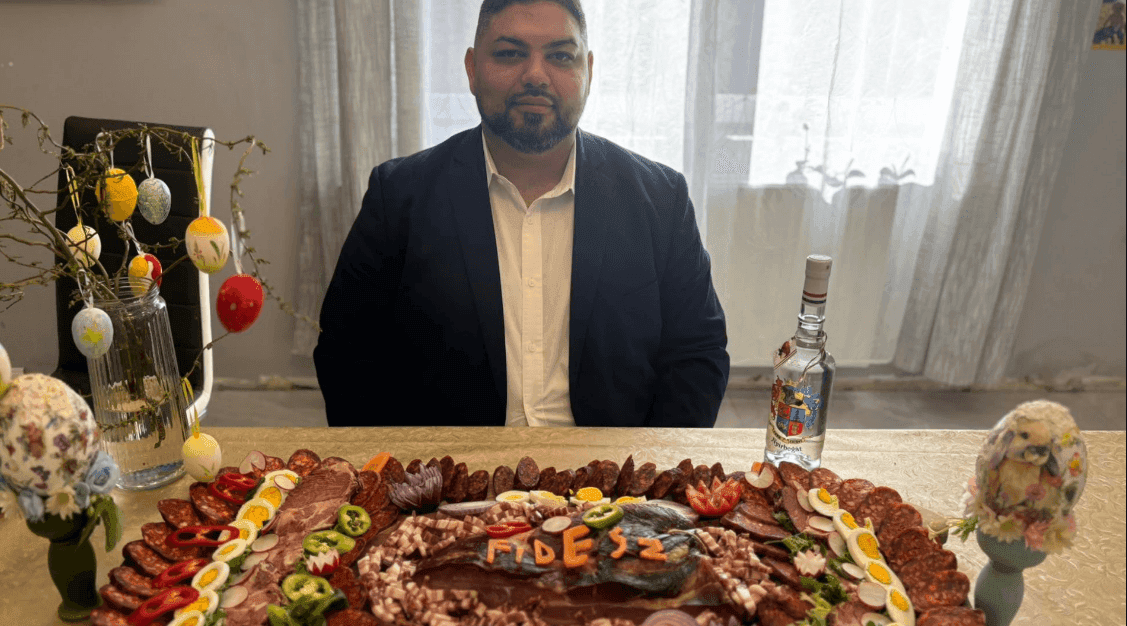 Fidesz-feliratos óriás sonkatállal pózolt a roma támogatásokat elosztó intézet vezetője 