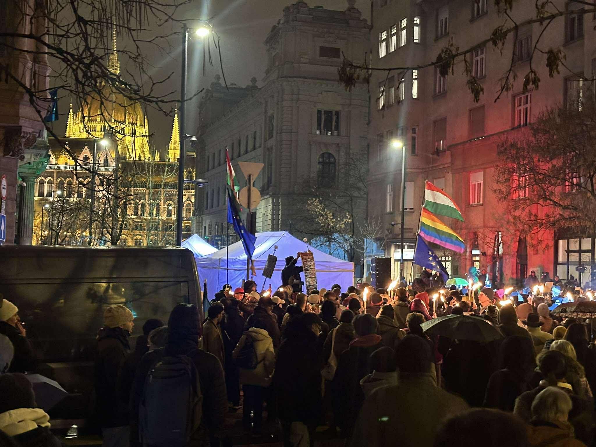 „Ne féljetek, magyarok, megjöttek a cigányok!” feliratú táblát is vittek a fővárosi demonstrációra
