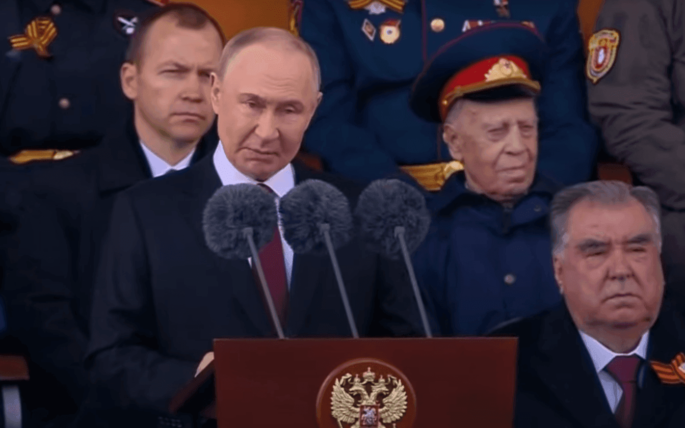 Parádé és háborús uszítás Moszkvában a baráti országok vezetőinek 