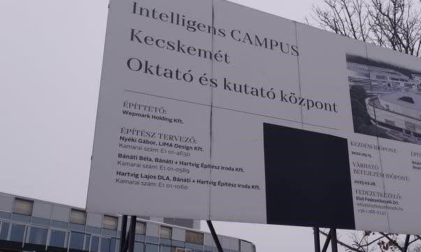 Hadházy szerint letakarták a Matolcsy Ádám érdekeltségébe tartozó cég nevét, miután nem fejezték be a beruházást