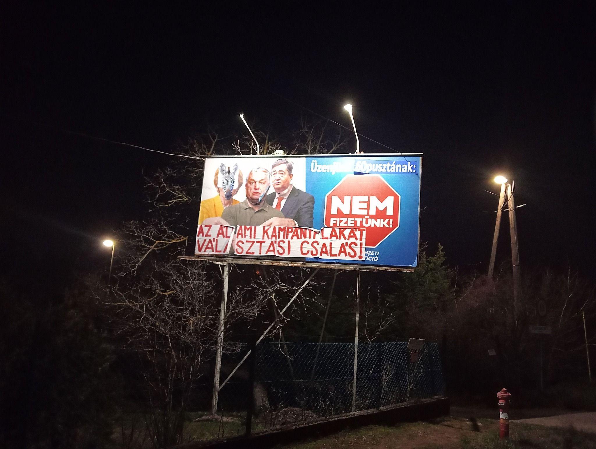 Házkutatást tartottak annál a pécsi jogásznál, aki átragasztgatta a kormánypárti plakátokat 