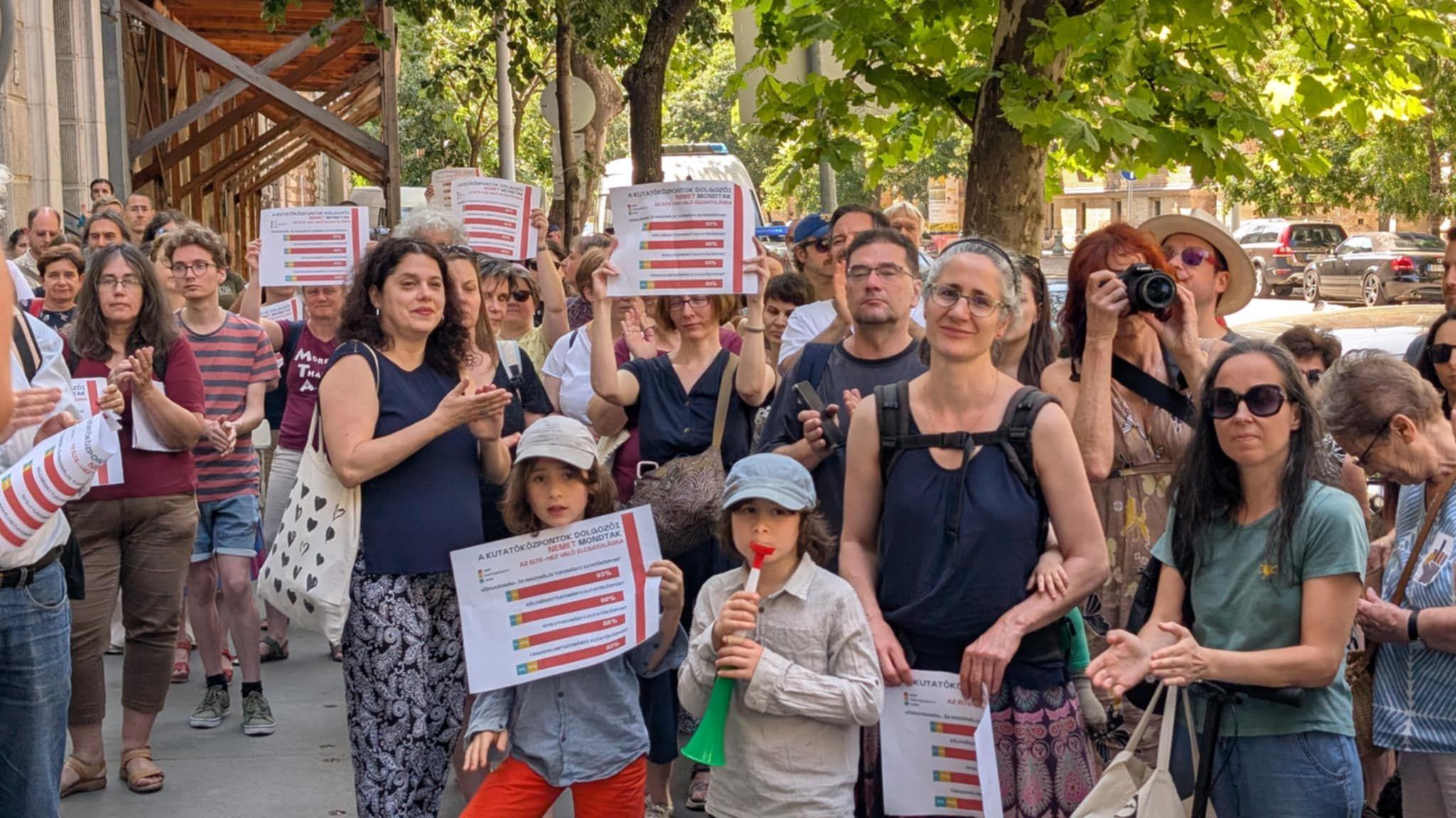 A sorsdöntő szavazás előtt tiltakoznak a kutatóhálózat politikai átalakítása ellen