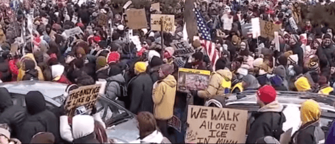 Több tucat tüntető csapott össze a rendőrökkel Minneapolisban egy ICE-elleni tüntetésen 