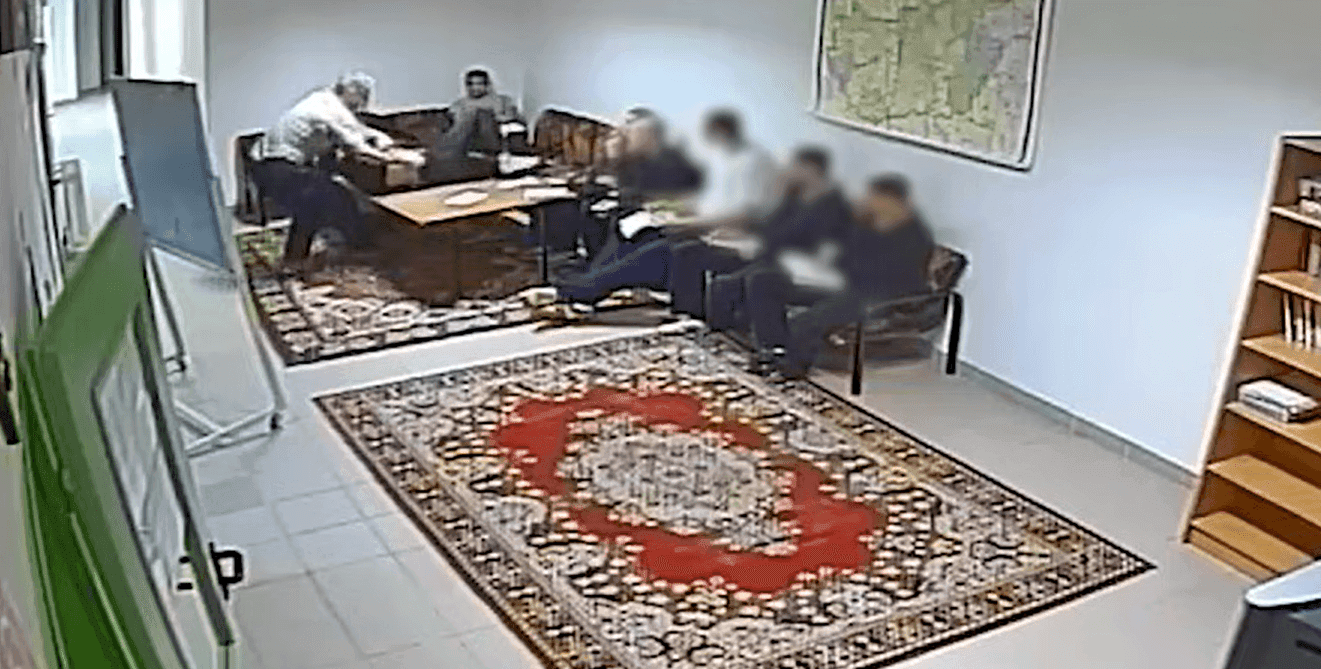 Pszichológusként dolgozott gyermekvédelmi intézményekben a Szőlő utcai javítóintézet megbízott igazgatója