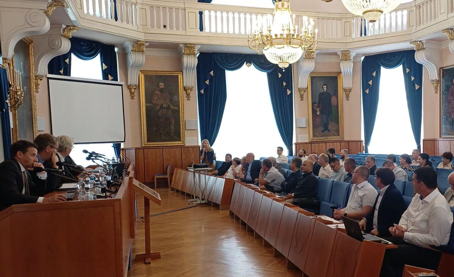 Fidesz-DK alku után 20 milliós emelést adnak a Pest megyei közgyűlés alelnökeinek