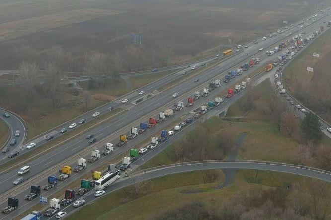 Mészáros Lőrincék miatt is drágul tovább Európa legmagasabb útdíja