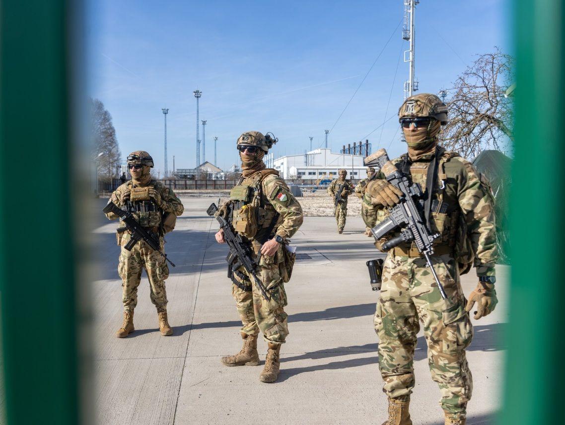 Elkezdték kivonni a katonákat a kritikus infrastruktúrák mellől