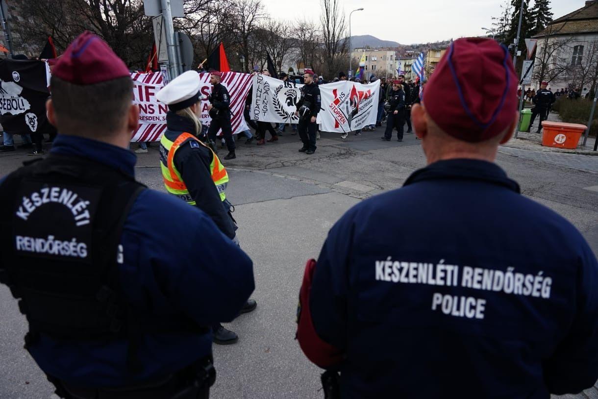 Rendőri jelenlét mellett zajlott a kitörés napi túra