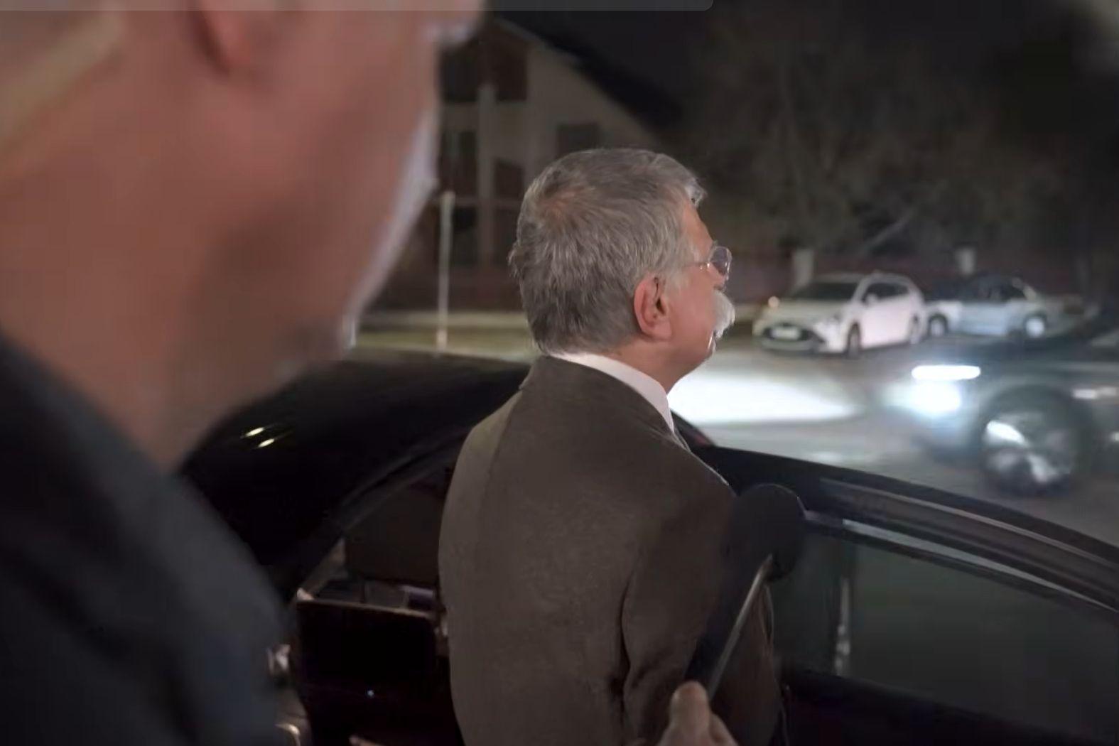 Kövér László háttal állva, evés közben válaszolt a Telexnek