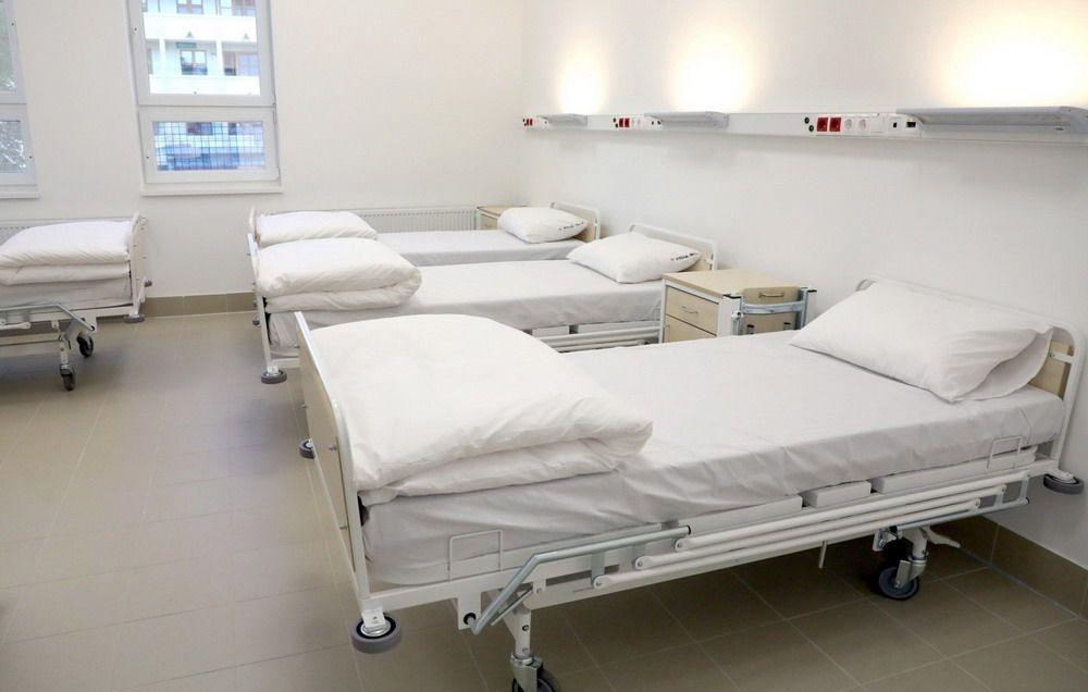 A betegrámpát elállva fenyegetőztek a fideszes álírásgyűjtők egy kórház előtt 