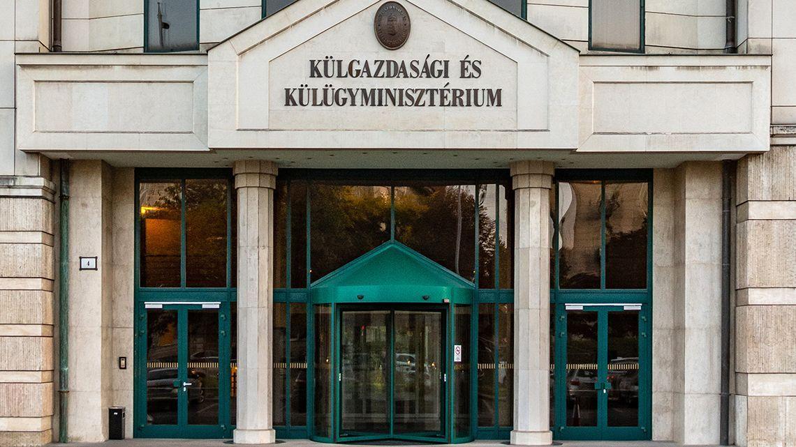 Végrehajtást indított a 444 a Külügyminisztérium ellen