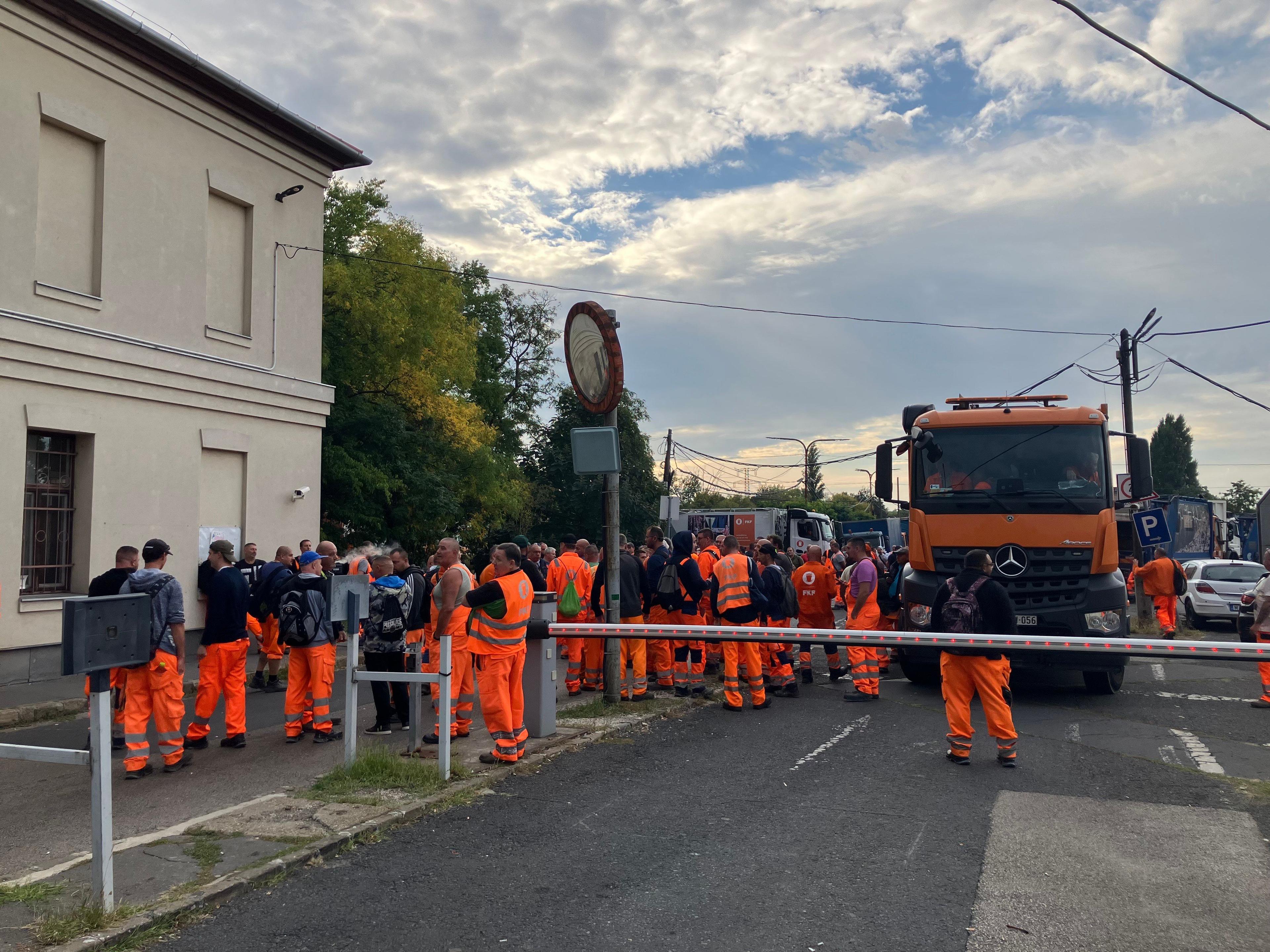 Munkaruhát, a bérpótlékok kifizetését és túlórapénzt követelnek a sztrájkoló szemetesek
