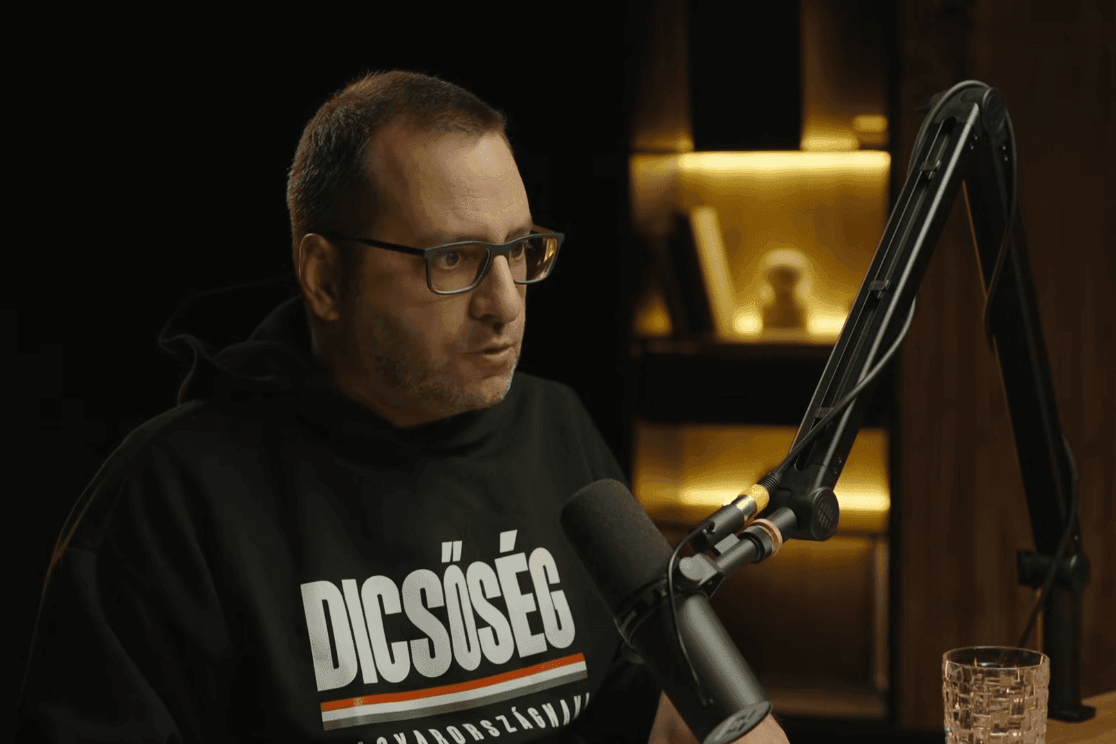 Lánczi Tamás egyszere oktatja ki a sajtót, a „nyugati elitet” és Kanada miniszterelnökét