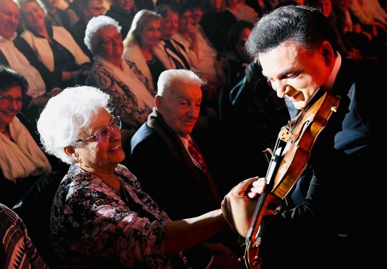 Orbán Viktor édesanyja megérinthette Mága Zoltán hegedűjét