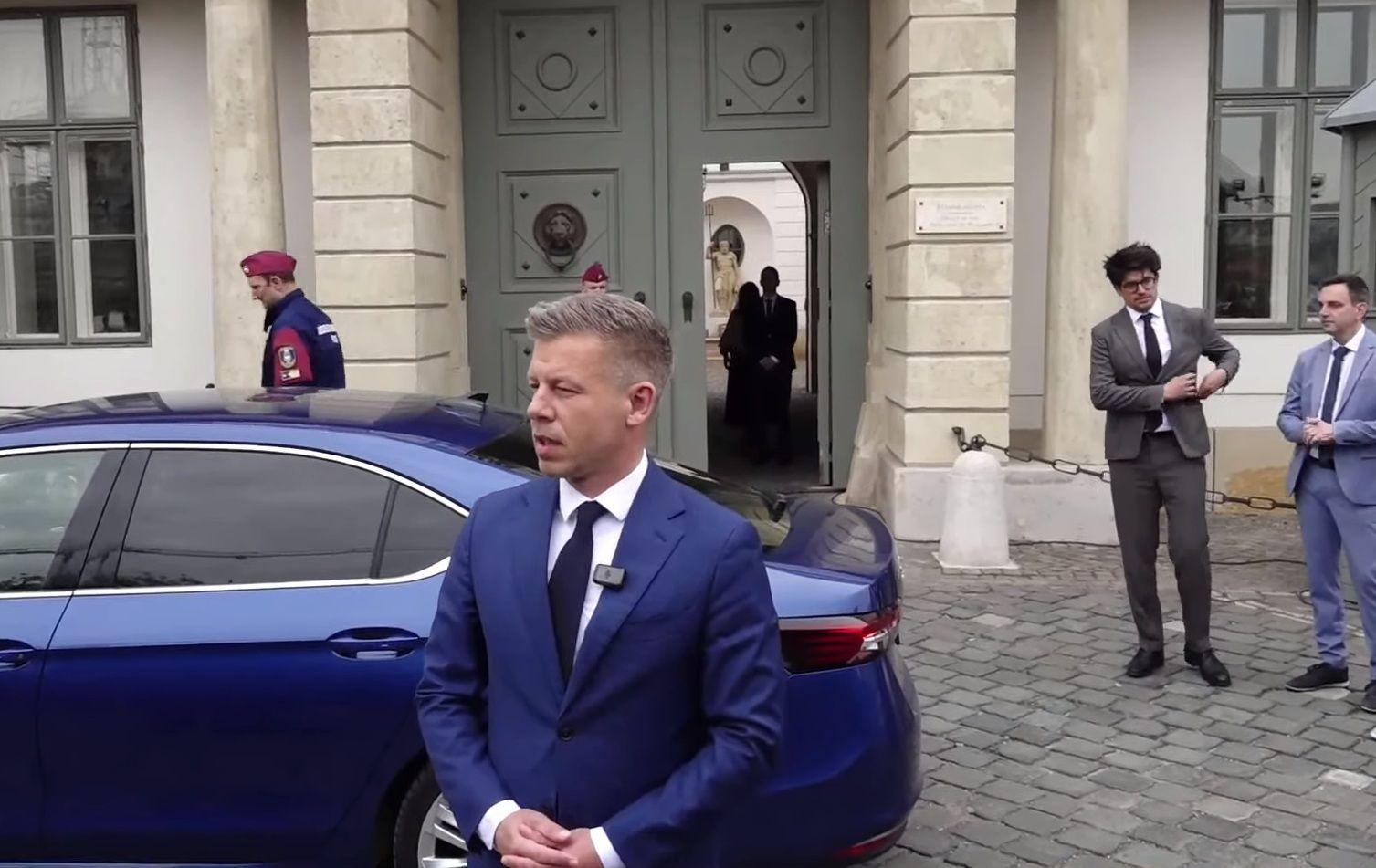 Magyar Péter a Sándor-palotánál: Sulyok Tamásnak távoznia kell