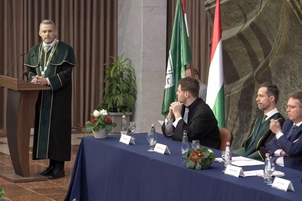 Rektori bosszú: kitiltották az uniós zászlókat az Agráregyetemről