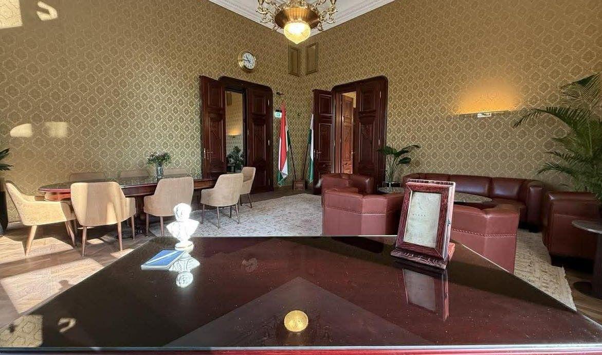 Hadházy Ákos több képet is közzétett a brutális összegekért felújított MNB-székházról 