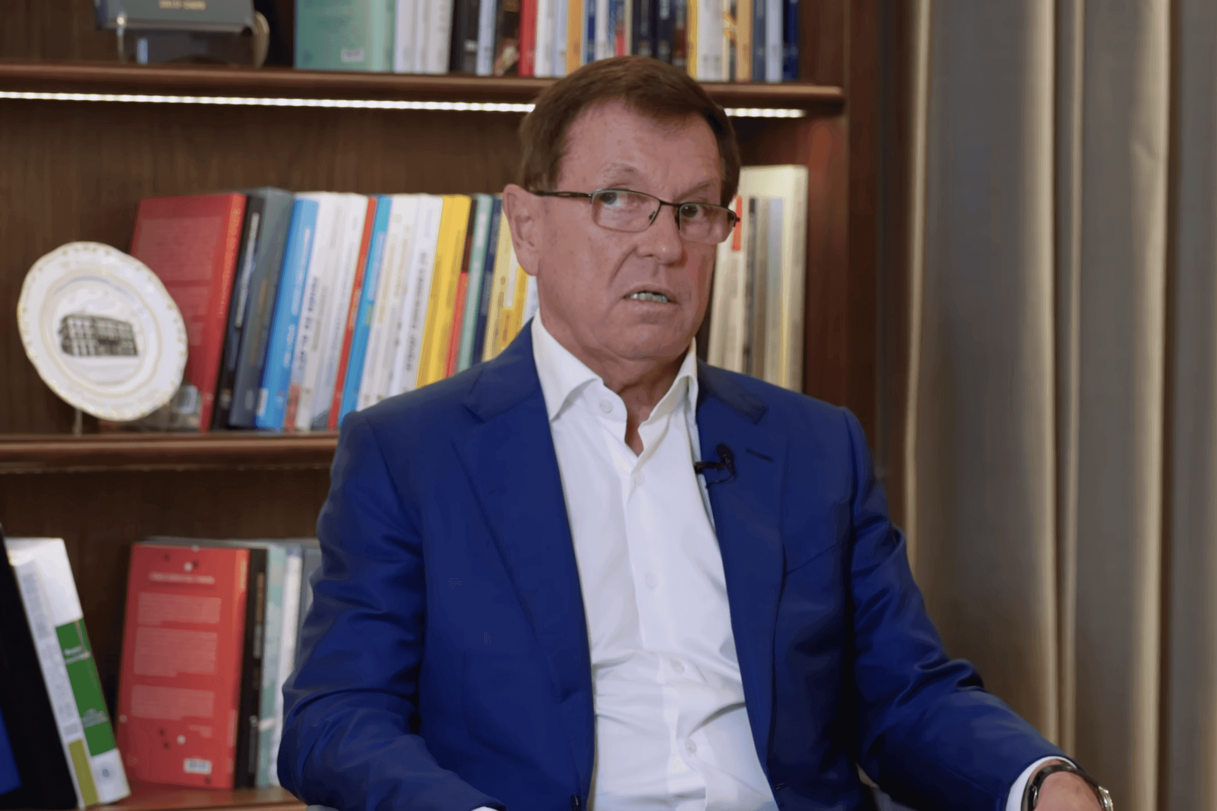 Egy volt MNB érdekeltség szalonjában rögzíti YouTube videóit Matolcsy György