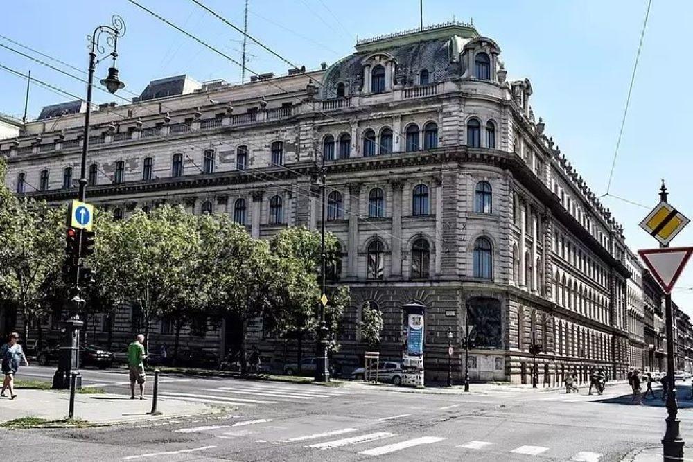 Három milliárd forintot kerestek Tiborczék az egykori MÁV-székházon