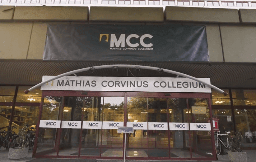 Vagyonokat költött el az Orbán Balázs-féle MCC Angliában, tulajdonképpen ők tartják el a Scruton Alapítványt 