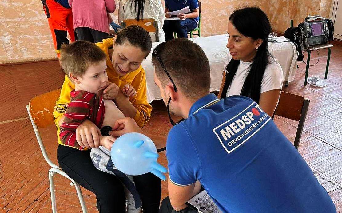 Rakéták, gyerekek, traumák – így próbál segíteni Kárpátalján egy magyar orvoscsoport