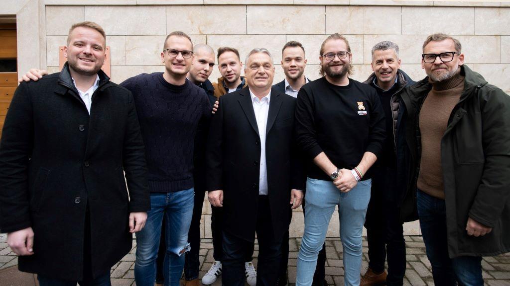 Tagadja a fideszes államtitkár, hogy közpénzből működne a Megafon