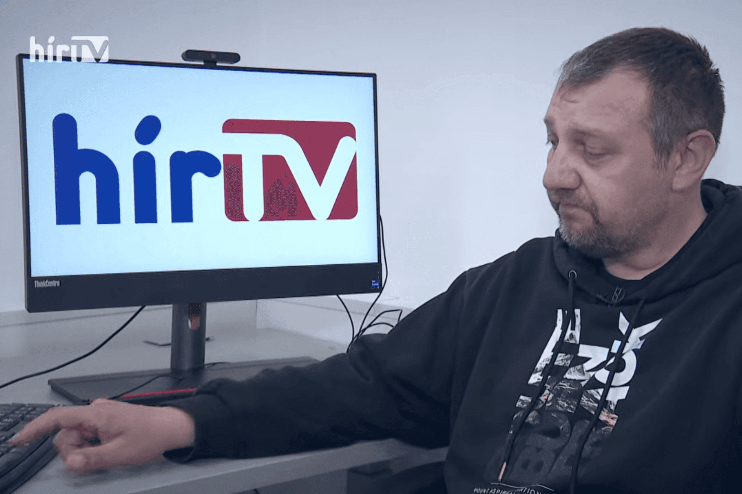 A propaganda vasökléből a demokrácia „utolsó bástyájává” – A sajtószabadságért aggódó Hír TV-ről